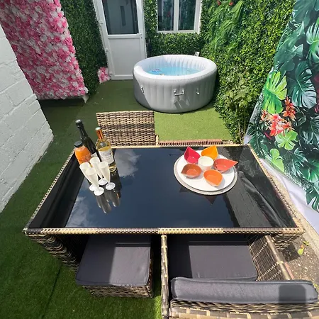 Romantic Tiny House Private Jacuzzi Cinema Netflix Apartment *